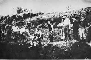 Originalni snimak: ustaški zločinci 30. jula 1941. godine bacaju žrtvu u neku od jama oko Livna